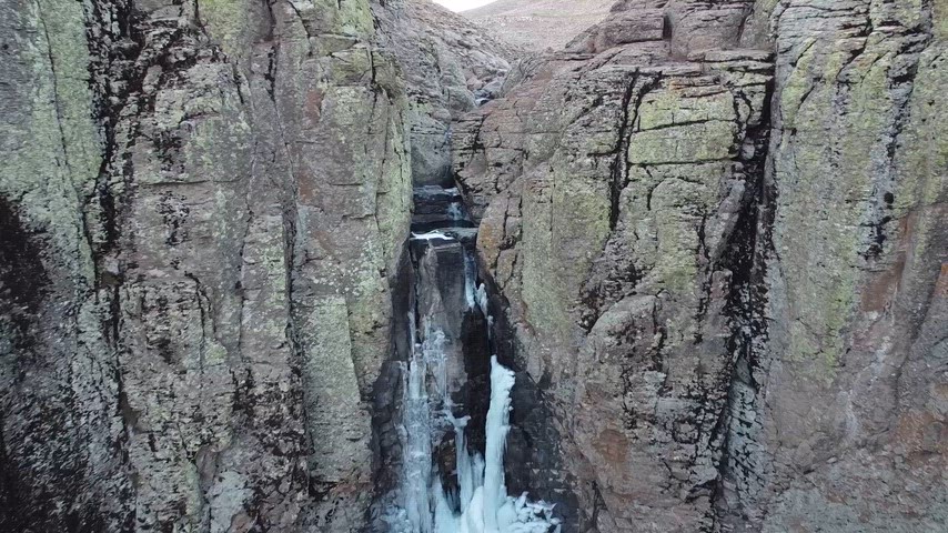 Bingöl Çır Şelalesi, donmuş şelale, Bingöl doğa manzarası, kış turizmi, doğal güzellik, Türkiye şelaleleri, kanyon manzarası,