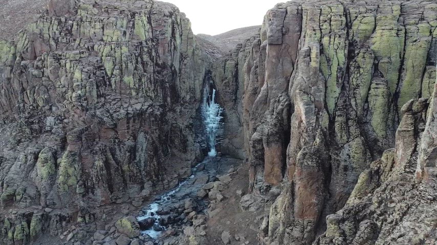 Çır Şelalesi Bingöl, kayalık şelale, doğal güzellikler, Türkiye doğası, kanyon, doğa turizmi, keşif rotası, stok video.