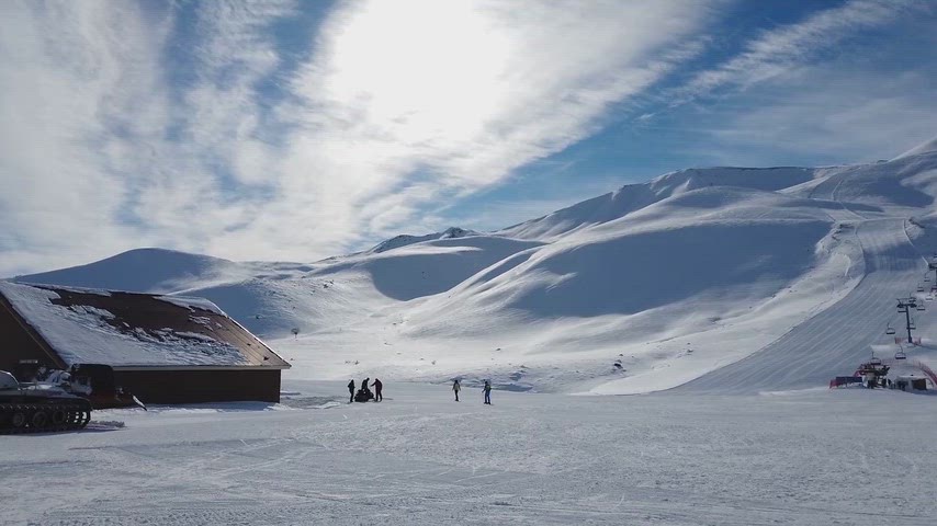 Bingöl Hesarek Kayak Merkezi'nde kayak yapan insanlar ve karla kaplı dağ manzaraları.