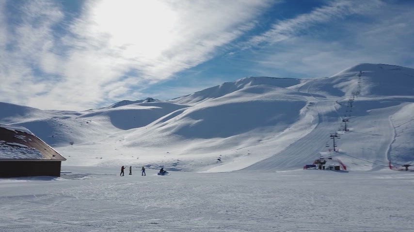 Bingöl Hesarek Kayak Merkezi'nde kayak yapan insanlar ve karla kaplı dağ manzaraları.