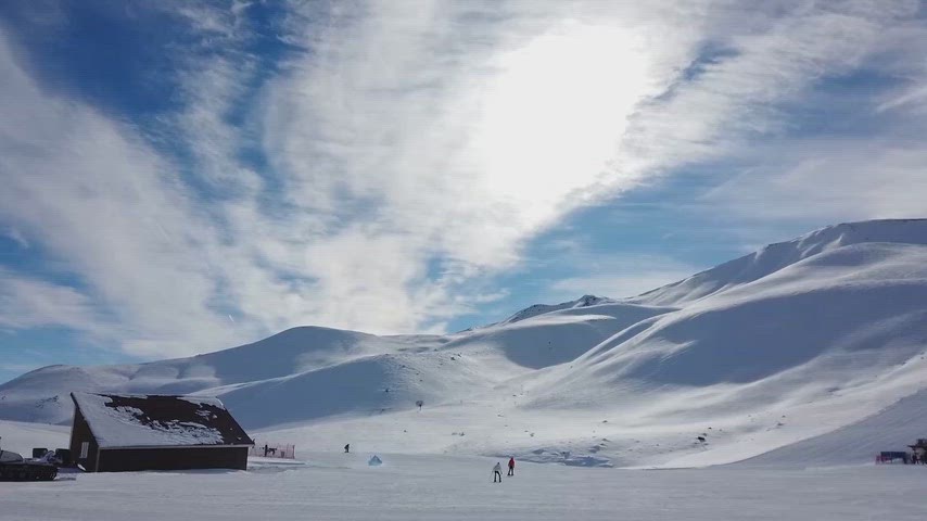 Hesarek Kayak Merkezi pistleri ve kayak yapan insanlar.
