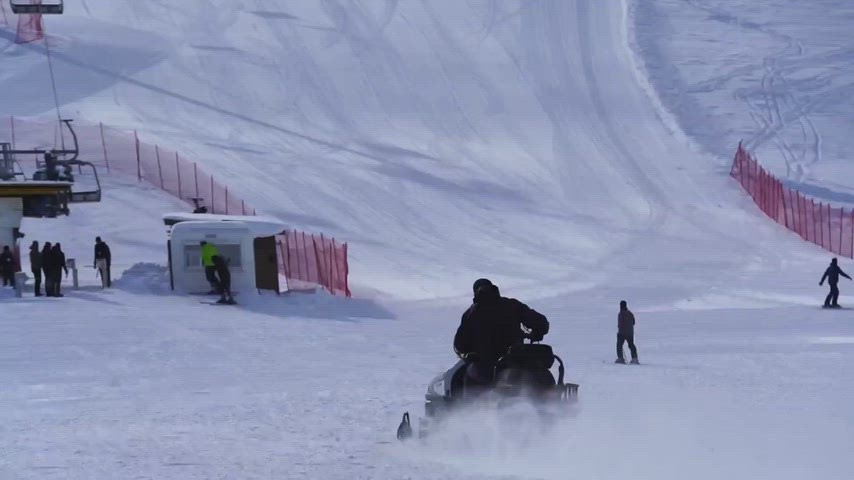 Bingöl Hesarek Kayak Merkezi kış manzaraları, kayak pistleri ve kayak yapan insanlar.