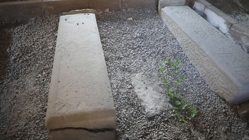 İhlasiye Medresesi taş mezarlar, Bitlis tarihi mezarlar, tarihi sandukalar, medrese içi mezarlar,