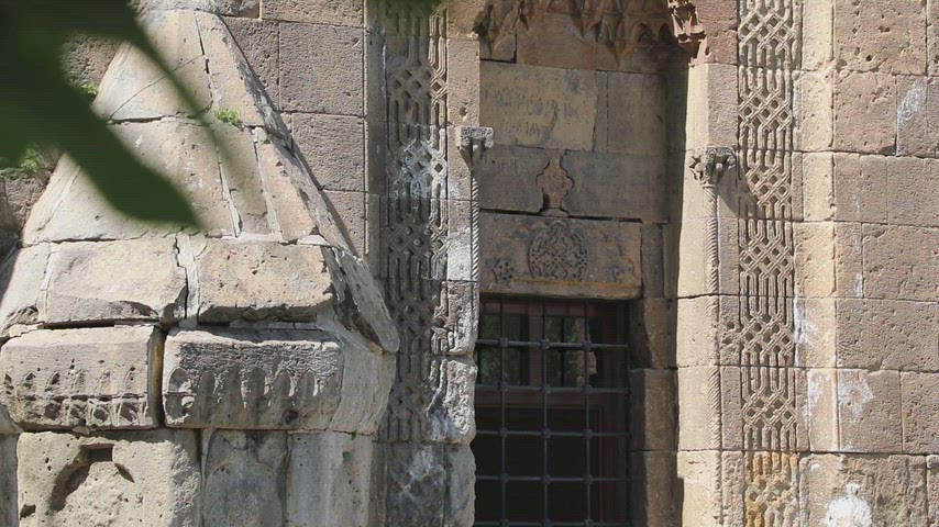 taş süsleme, tarihi medrese, Anadolu mimarisi, kültürel miras, tarihi yapı detayı,