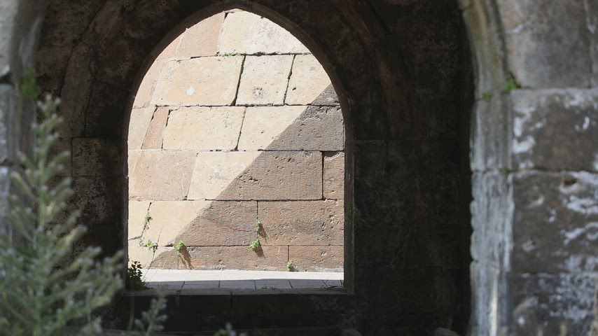 Bitlis İhlasiye Medresesi, tarihi taş koridor, taş sütunlar, tarihi kemerler,