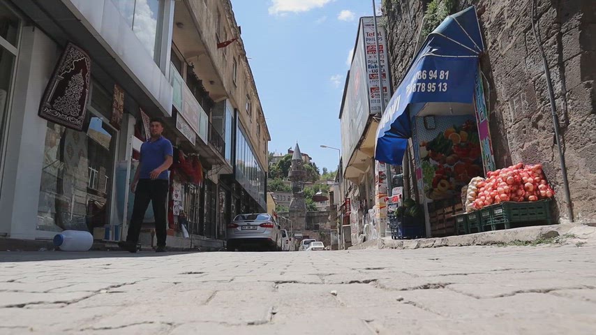Bitlis şehir merkezinde günlük yaşamı, tarihi sokakları ve kent atmosferini gösteren yüksek kaliteli stok video.