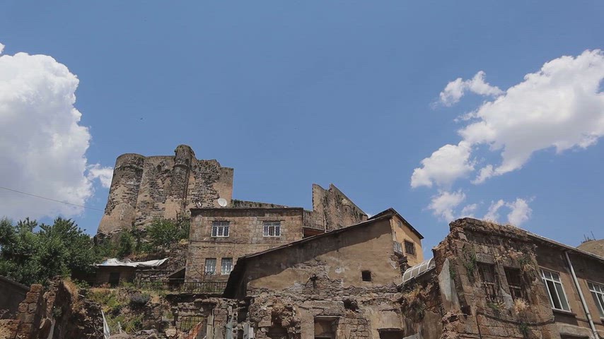 Bitlis Kalesi ve çevresindeki tarihi taş evlerin yer aldığı şehir manzarası.