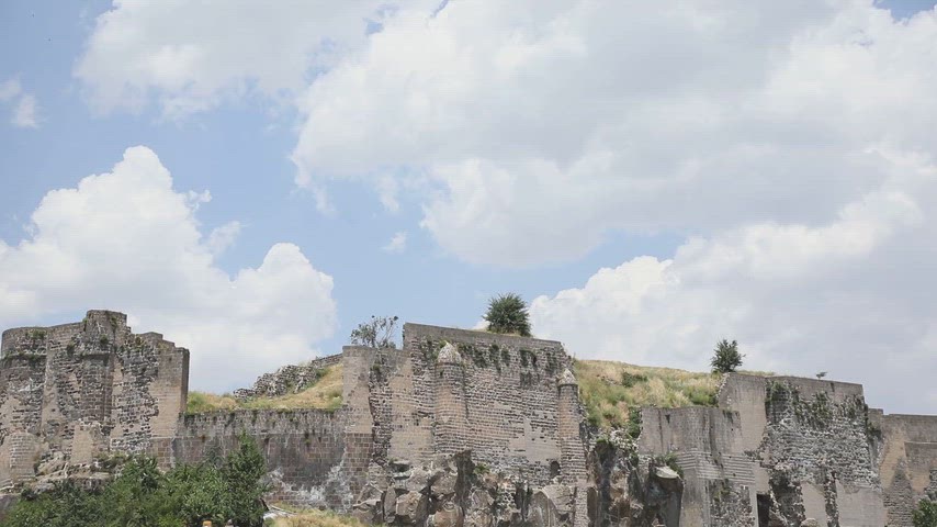 tlis Kalesi'nin tarihi surları ve çevresindeki taş mimarinin yer aldığı yüksek kaliteli stok video.