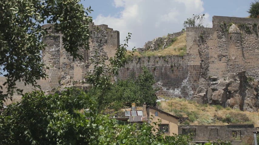 Bitlis Kalesi'nin şehir içinden yamaç açıyla görüntülendiği stok video.