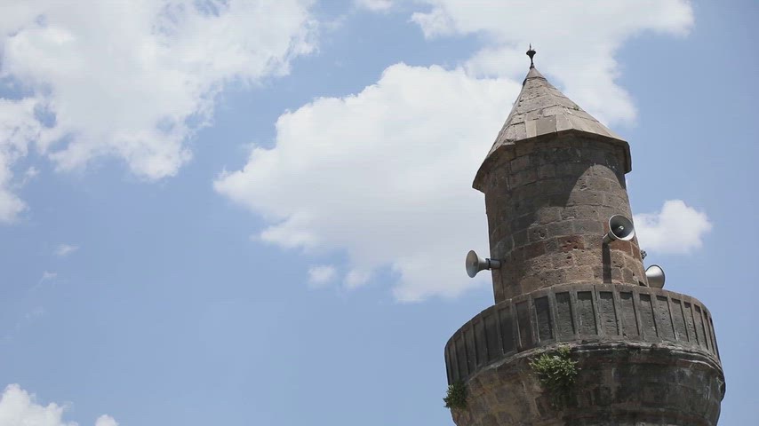 Bitlis Şerefiye Camii minaresini ve tarihi mimarisini konu alan kaliteli stok video.