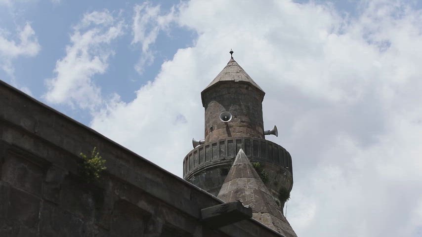 Bitlis Şerefiye Camii minaresini ve tarihi kent dokusunu gösteren yüksek kaliteli stok video.