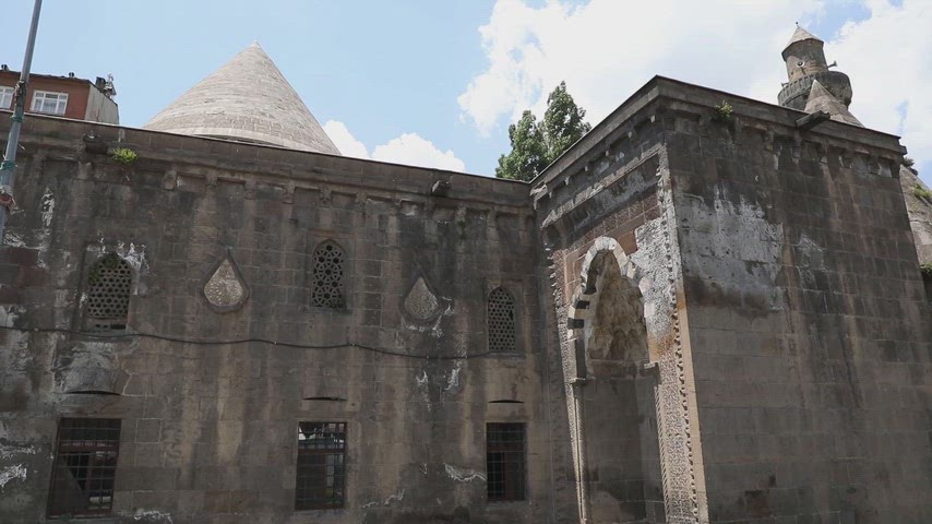 Bitlis Şerefiye Camii'nin dış cephesini ve mimari detaylarını gösteren profesyonel stok video.