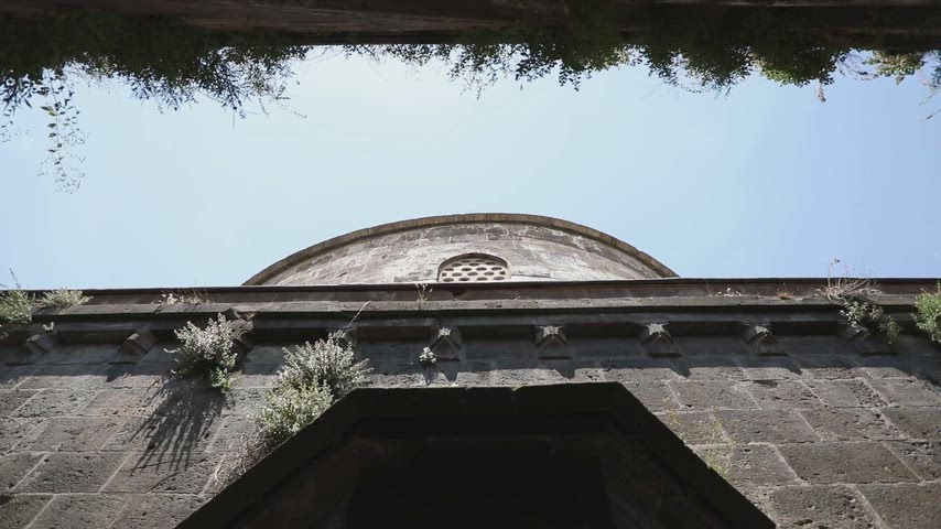 Bitlis Şerefiye Camii'nin tarihi taş mimarisini ve genel görünümünü gösteren yüksek çözünürlüklü stok video.