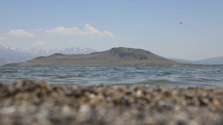 Bitlis'in Tatvan kıyısından çekilen Van Gölü ve karşı kıyıdaki dağların panoramik manzarası