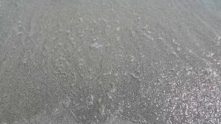 Van Gölü kıyısında sahile ulaşan hafif dalgaların oluşturduğu doğal hareketleri gösteren yüksek kaliteli stok video.