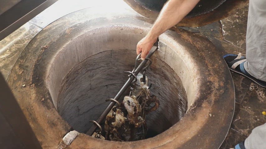 Bitlis'te geleneksel tandırda ağır ateşte pişirilen kuzu etinin hazırlanışını gösteren otantik görüntüler.