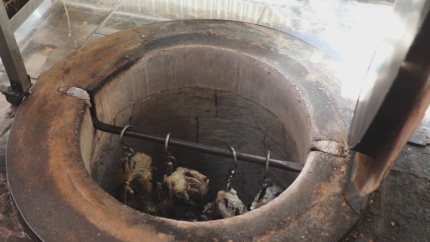 Bitlis'in meşhur tandır kuzusunun geleneksel yöntemlerle hazırlanışını gösteren kaliteli görüntüler.