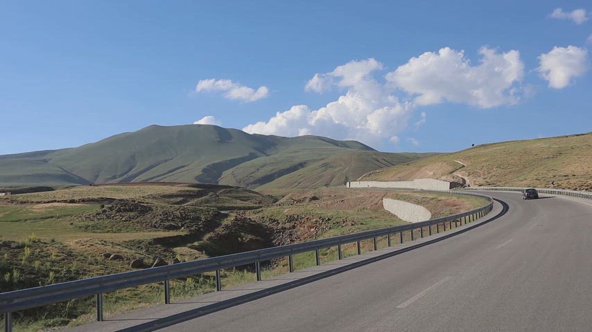 Tatvan yolunda seyir halindeki aracın dağ manzaraları eşliğinde ilerlediği etkileyici görüntüler.