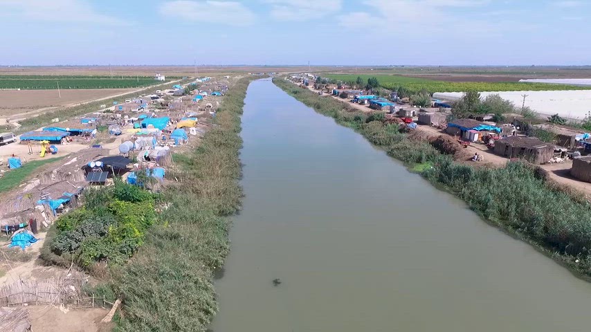 Adana Çadırkent'te sulama kanalı boyunca uzanan çadır yerleşiminin ve çevredeki tarım alanları