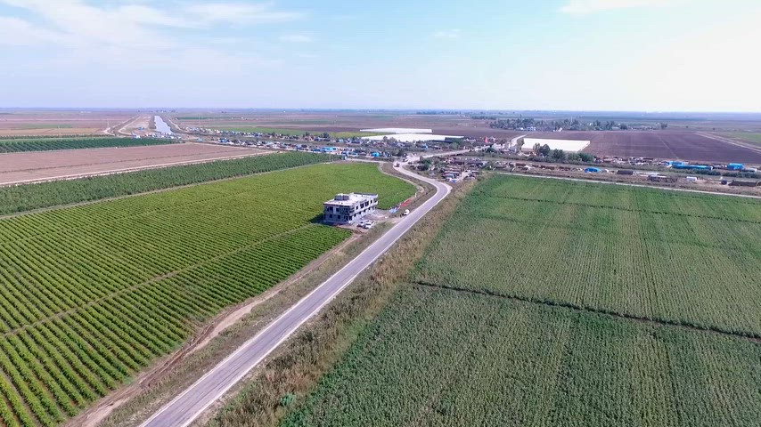 Adana Ovası'nda tarım arazileri, kırsal yol ve sulama kanalı