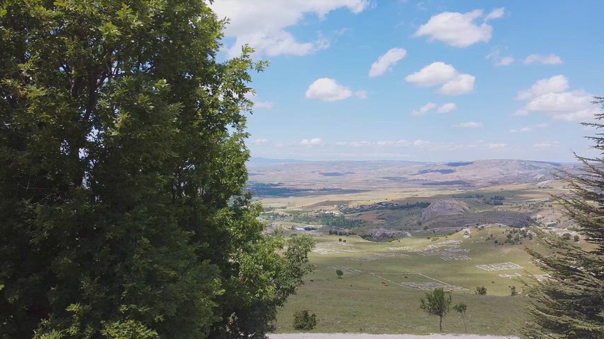 Çorum Hattuşa Antik Kenti'nin çevresini ve tarihi yerleşim alanını panoramik açıyla gösteren görüntü.