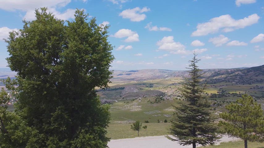 Çorum Hattuşa Antik Kenti'nden Anadolu'nun geniş vadilerine uzanan panoramik manzara. UNESCO Dünya Mirası Listesi'nde yer alan Hattuşa, Hitit İmparatorluğu'nun başkenti olarak tarihi ve doğal güzellikleri bir arada sunmaktadır.