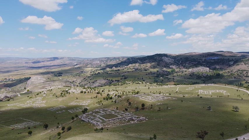 Çorum Boğazkale'de bulunan Hattuşa Antik Kenti'nin havadan panoramik görüntülerini içeren yüksek kaliteli stok video.