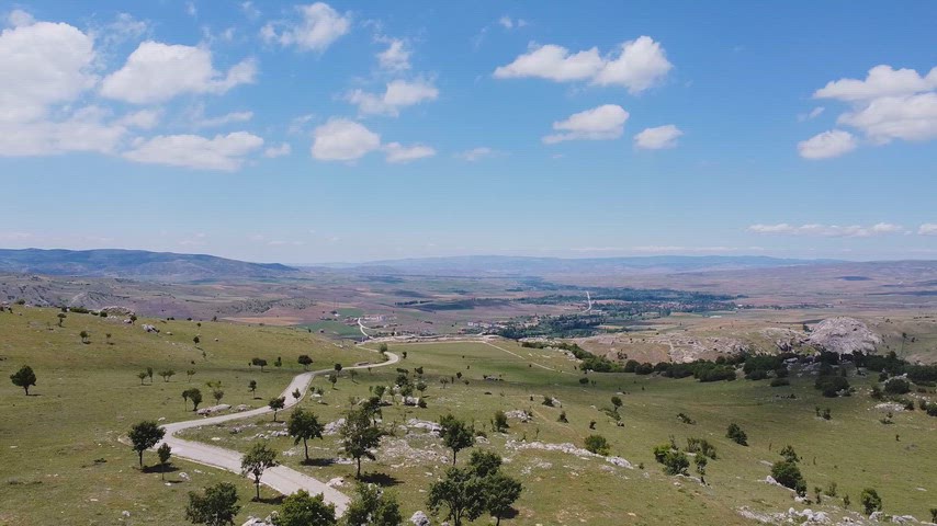 Tarihi miras ve doğal peyzajı bir arada sunan profesyonel stok video.