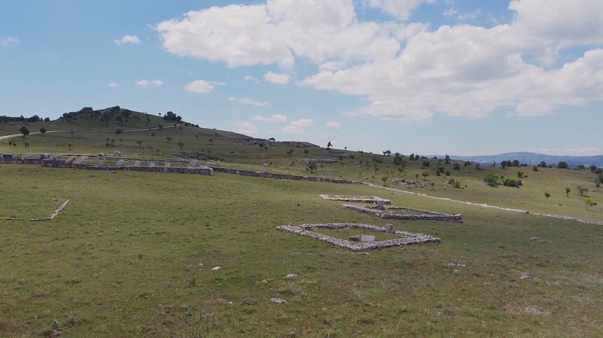 UNESCO Dünya Mirası listesinde yer alan Hitit başkentinin arkeolojik dokusunu yansıtan yüksek kaliteli stok video.