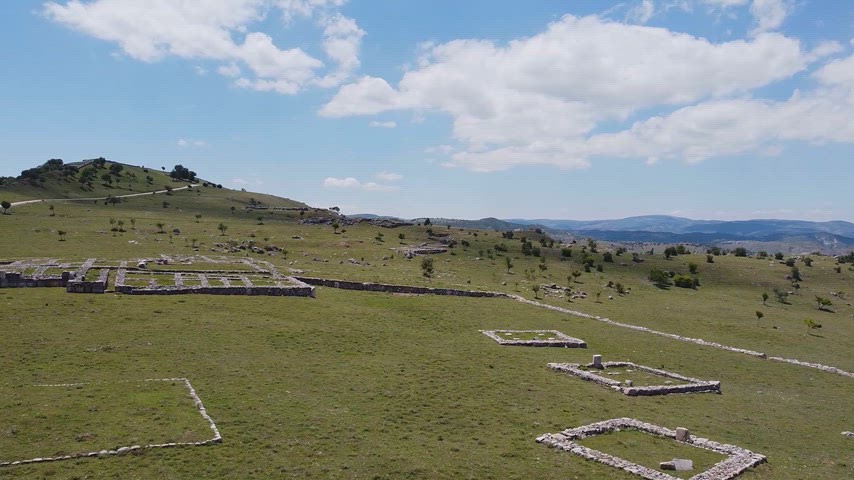 Hitit uygarlığının önemli arkeolojik mirasını geniş açıyla yansıtan yüksek kaliteli stok video.