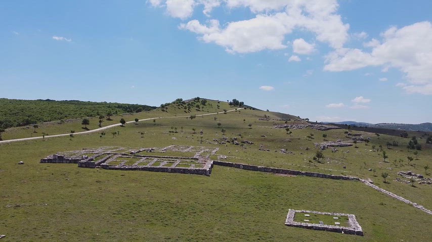 Çorum Boğazkale'de bulunan Hattuşa Antik Kenti'nin taş temelleri, arkeolojik kalıntılarını ve etkileyici bozkır manzarası