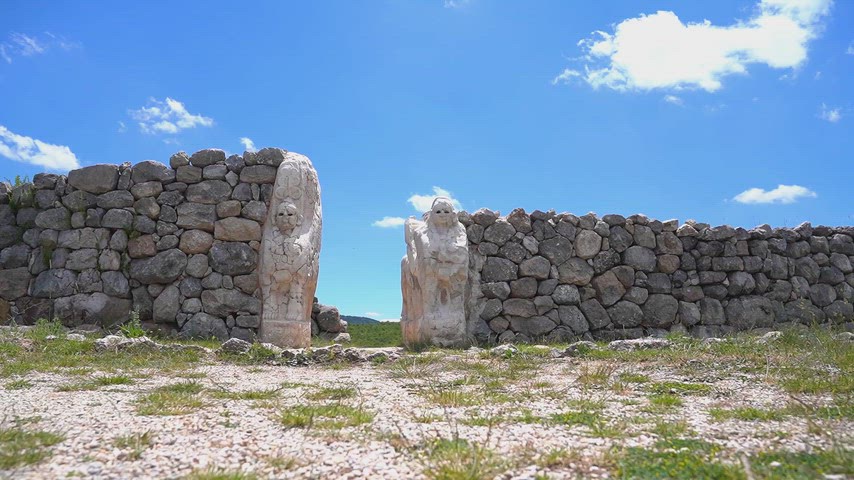 UNESCO Dünya Mirası Listesi'ndeki bu tarihi giriş, Hitit uygarlığının mimarisi ve kültürel mirası