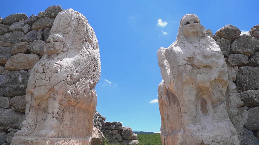 Hattuşa Sfenksli Kapı'ndaki Hitit sfenkslerinin yakın plan görüntüsü. Çorum Boğazkale UNESCO Dünya Mirası.