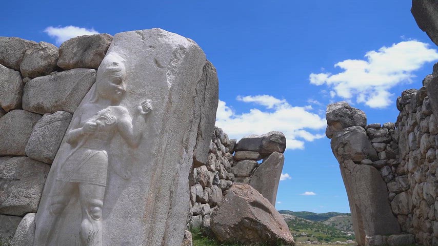 Hattuşa Kral Kapısı kabartması ve antik surlar. Çorum Boğazkale'deki UNESCO Dünya Mirası Hitit kalıntıları.