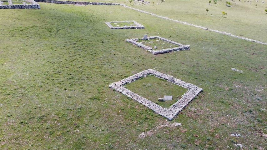 Hattuşa Antik Kenti'ndeki taş temel kalıntılarını havadan gösteren drone stok videosu.