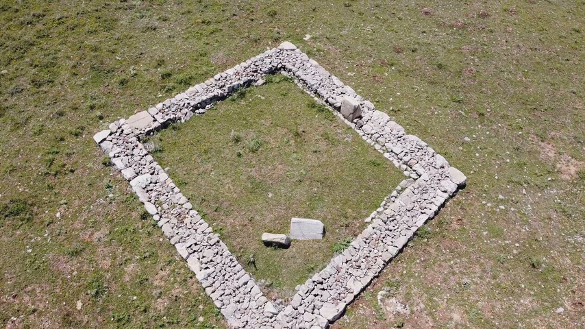 Hattuşa Antik Kenti'nde bulunan Hitit taş temel kalıntısının yakın plan drone stok görüntüsü.