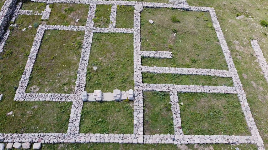 Hattuşa Antik Kenti'nde Hitit yapı temellerini gösteren kuş bakışı drone stok görüntüsü.