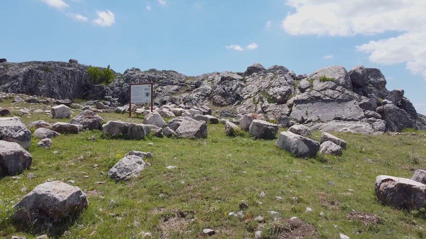 Hattuşa Antik Kenti'nin kaya yapıları ve arkeolojik alanını gösteren geniş açı stok drone görüntüsü.