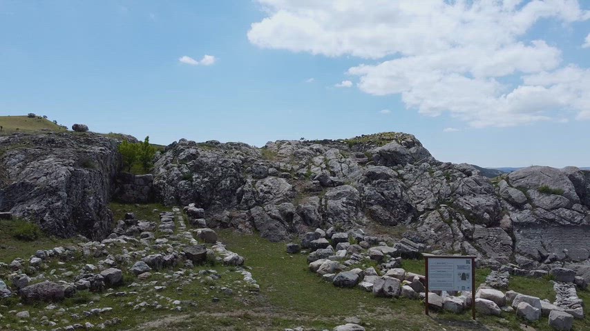 Hattuşa Antik Kenti'ndeki kaya yapıları ve Hitit kalıntılarını gösteren geniş açı stok görüntüsü.