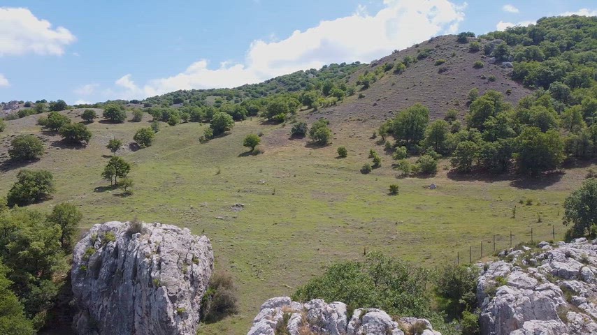 Hattuşa Antik Kenti çevresindeki orman ve kayalık doğal peyzajın havadan stok drone görüntüsü.
