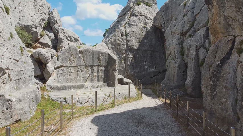 Hattuşa Yazılıkaya Açık Hava Tapınağı kaya kabartmalarını gösteren geniş açı stok görüntüsü.
