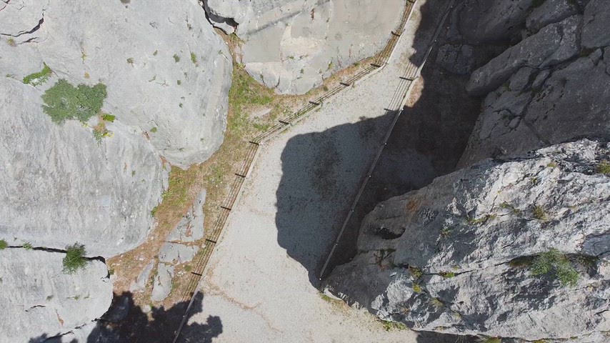 Hattuşa Yazılıkaya Açık Hava Tapınağı'nın üstten çekilmiş kuş bakışı drone stok görüntüsü.