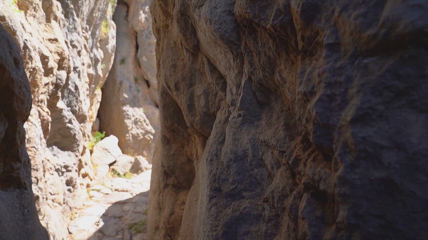 Hattuşa Antik Kenti'ndeki dar kaya geçidini gösteren yüksek kaliteli stok video.