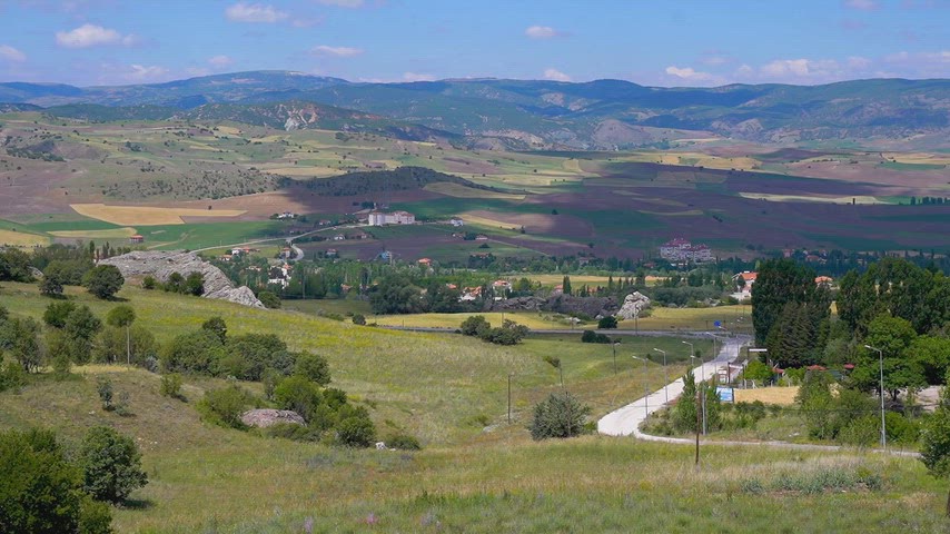 Boğazkale'nin panoramik manzarasını ve Hattuşa çevresindeki doğal coğrafyayı gösteren sinematik stok video.