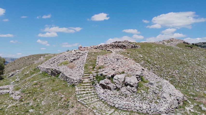 Hattuşa Büyük Tapınak terasları ve taş basamaklarının yer aldığı Hitit başkentinden tarihi arkeolojik görüntü.