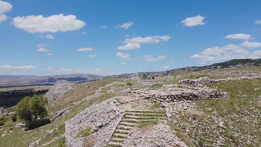 Hattuşa Büyük Tapınak çevresinin drone ile çekilmiş panoramik görüntüsü ve Hitit uygarlığının arkeolojik kalıntıları.