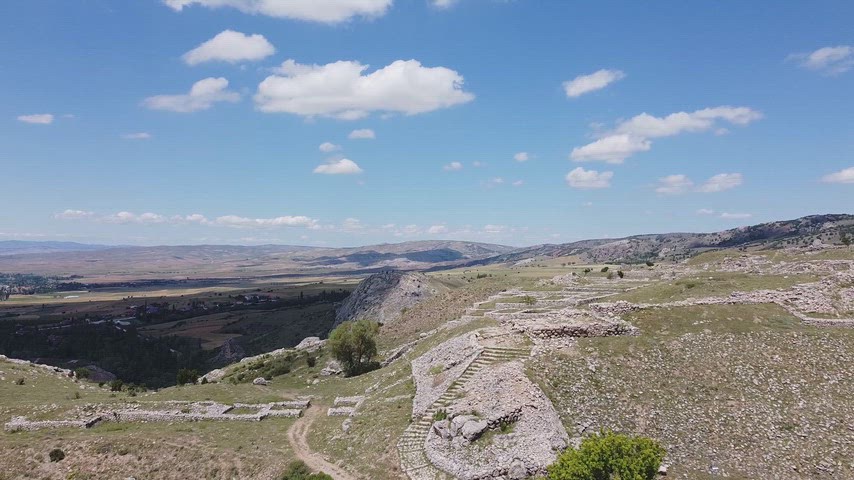 Hattuşa Antik Kenti ve Boğazkale vadisinin geniş açılı drone görüntüsü, Hitit uygarlığının tarihi kalıntıları