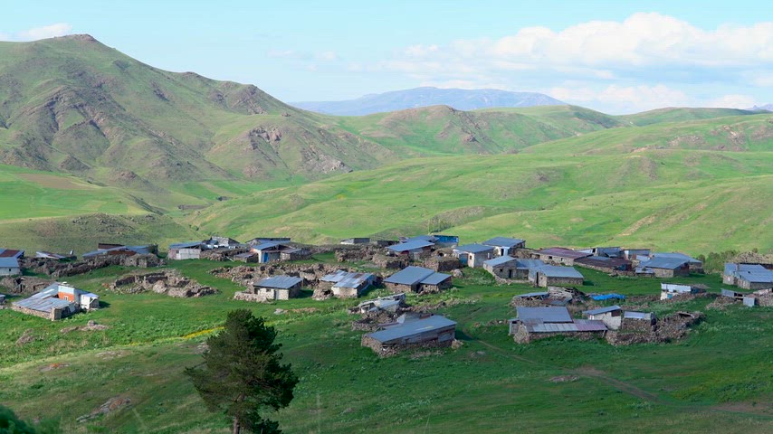 Erzurum yaylalarında geleneksel dağ köyü, yeşil vadiler ve kırsal yaşamı gösteren drone hava görüntüsü.