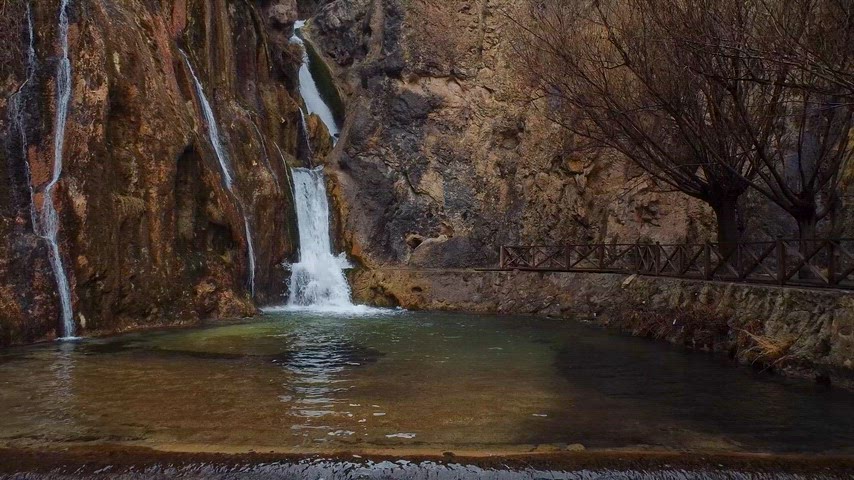 Malatya Darende Günpınar Şelalesi'nde katmanlı şelaleler, doğal havuzlar ve kayalık vadinin eşsiz manzarası.