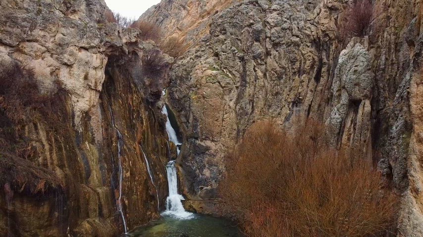 Darende Günpınar Şelalesi'nin havadan çekilmiş görüntüsü, kayalık kanyon ve çok katmanlı şelale manzarası.